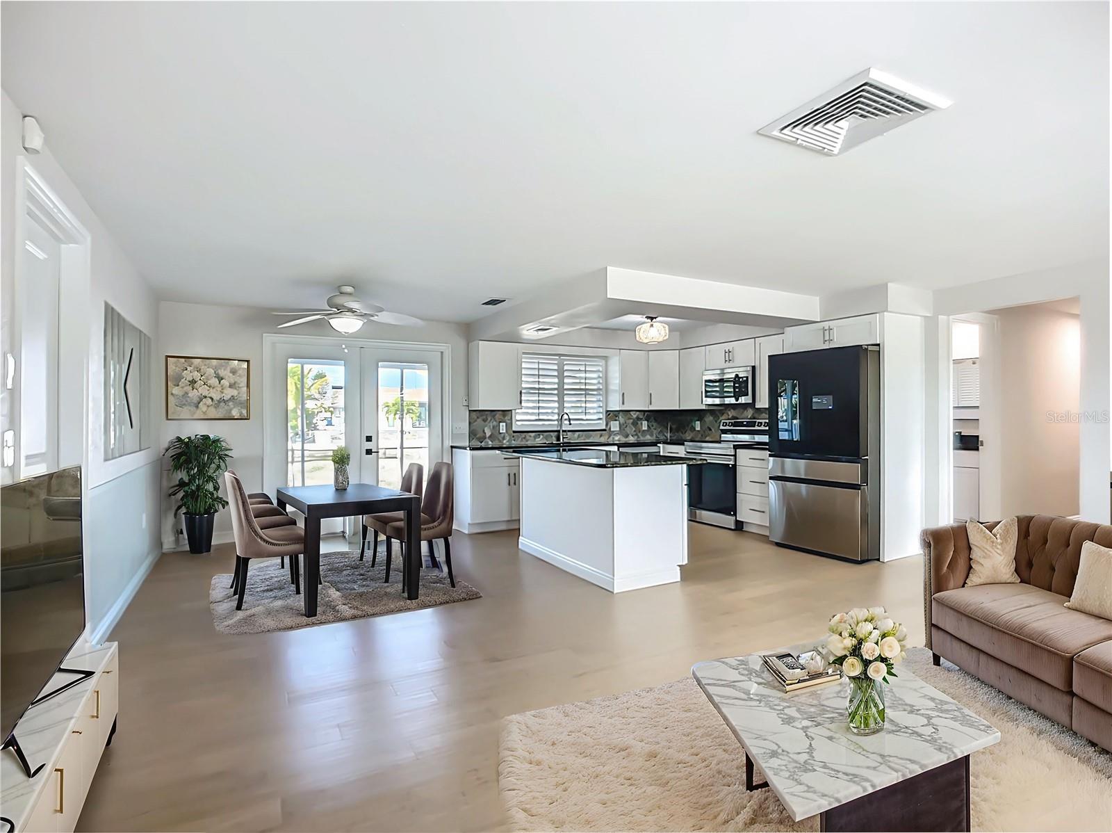 Listing photo id 3 for 607 Emerald Lane