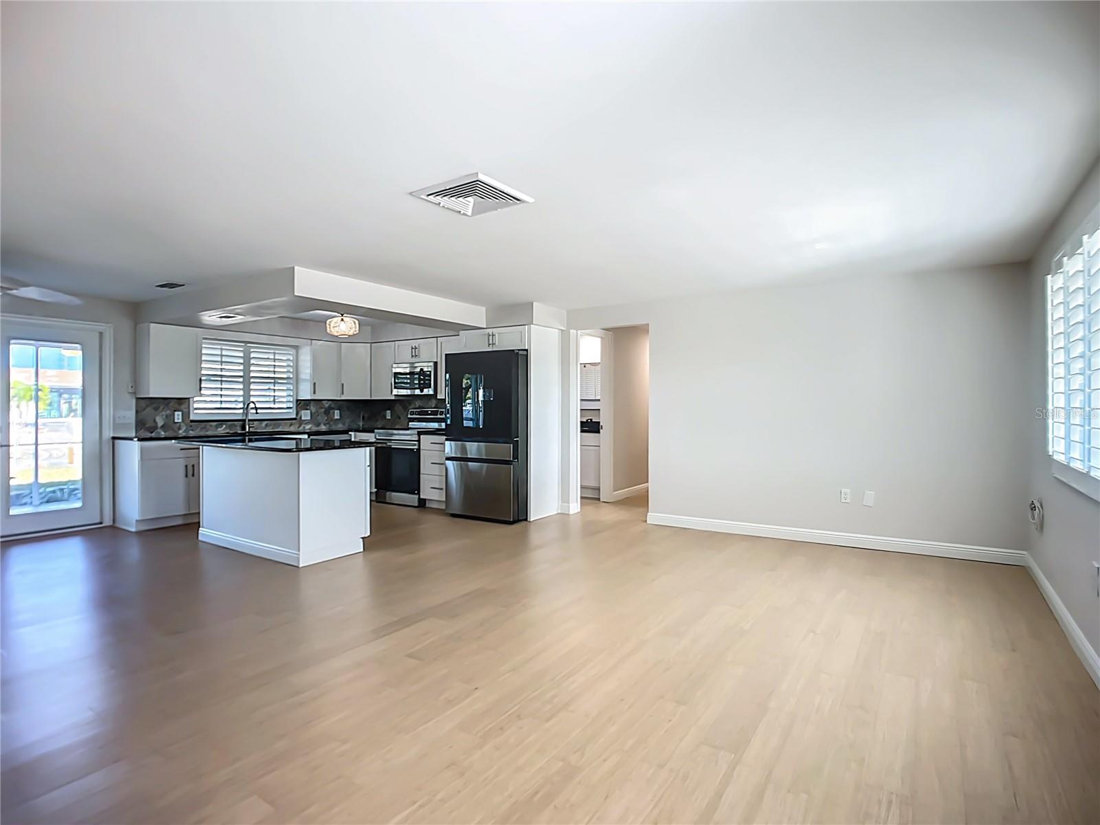 Listing photo id 4 for 607 Emerald Lane