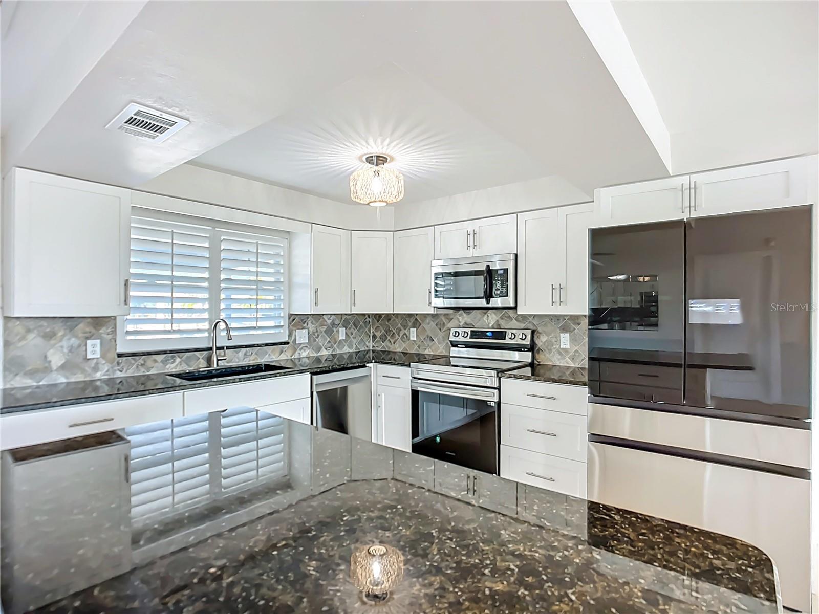 Listing photo id 6 for 607 Emerald Lane