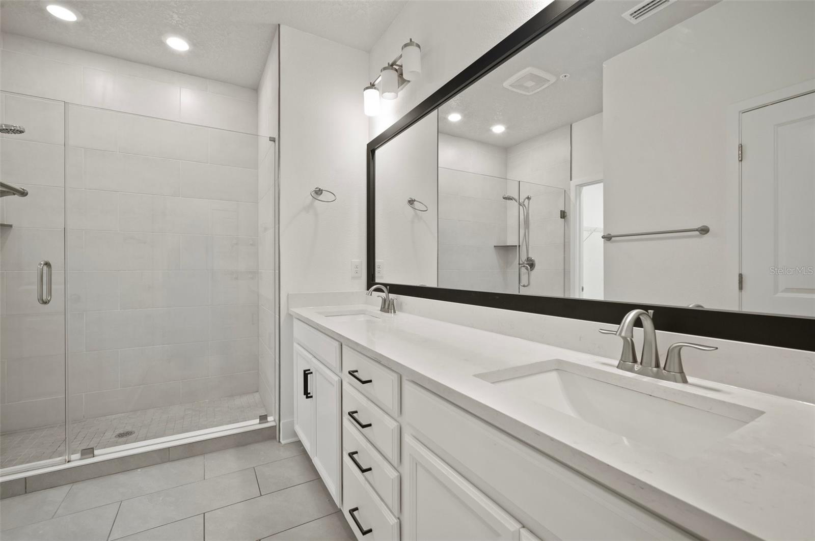 Image 33 of 40 For 2511 Grady Avenue 43