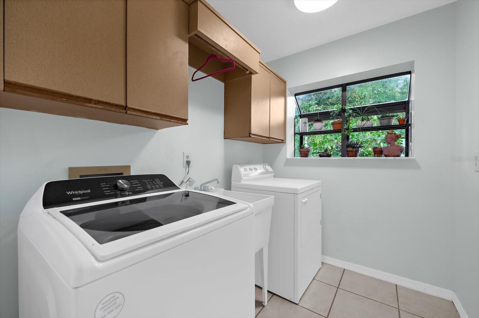 Listing photo id 34 for 2309 Landing Way