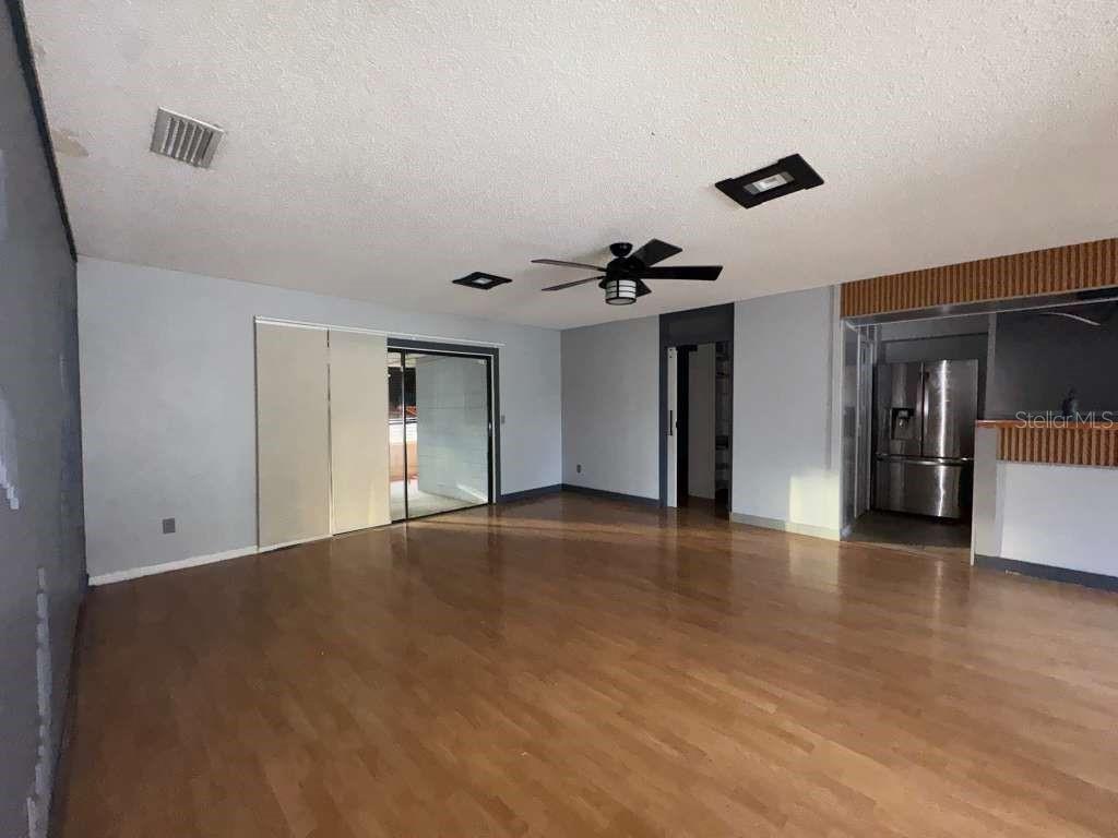 Image 4 of 30 For 15906 Country Farm Place