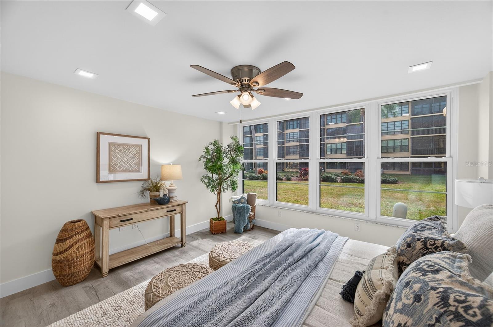 Image 14 of 42 For 19701 Gulf Boulevard 120