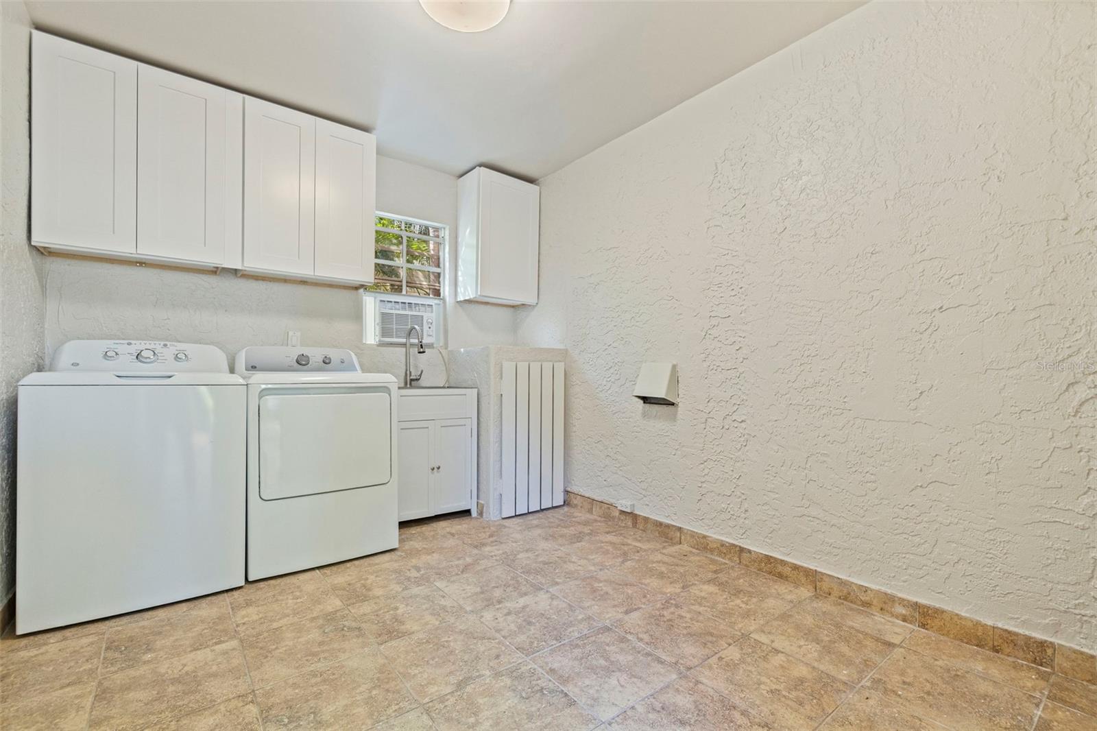 Image 37 of 38 For 808 Brightwaters Boulevard Ne