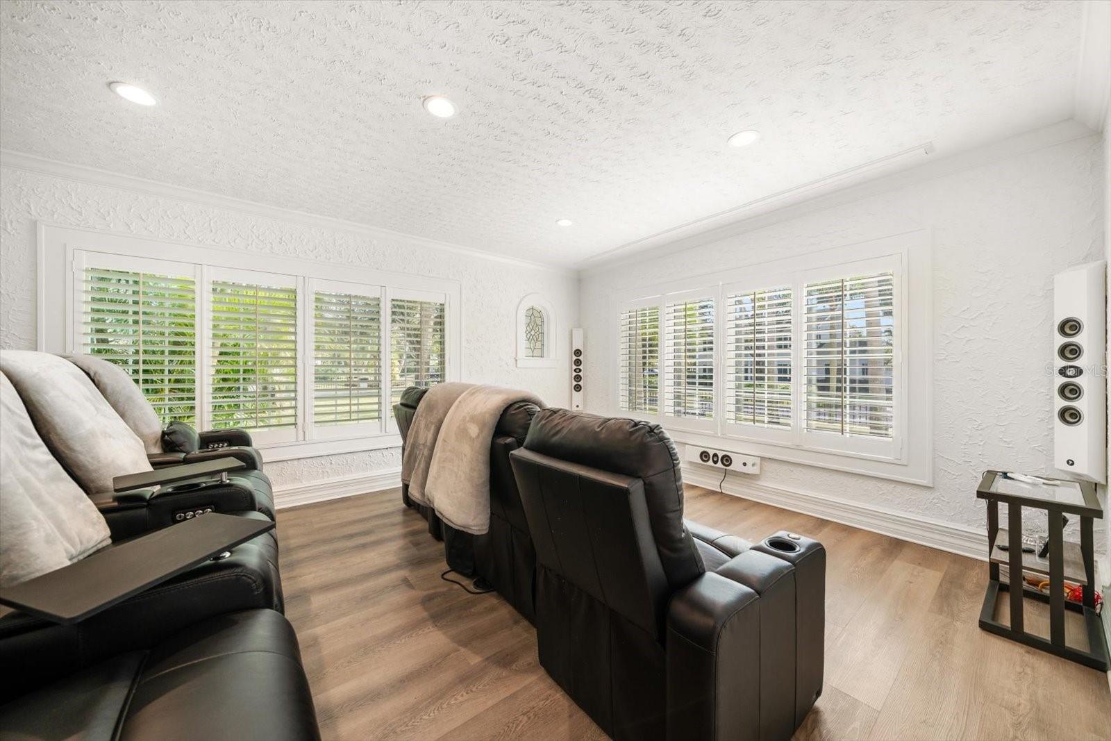 Image 42 of 95 For 320 Park Street S