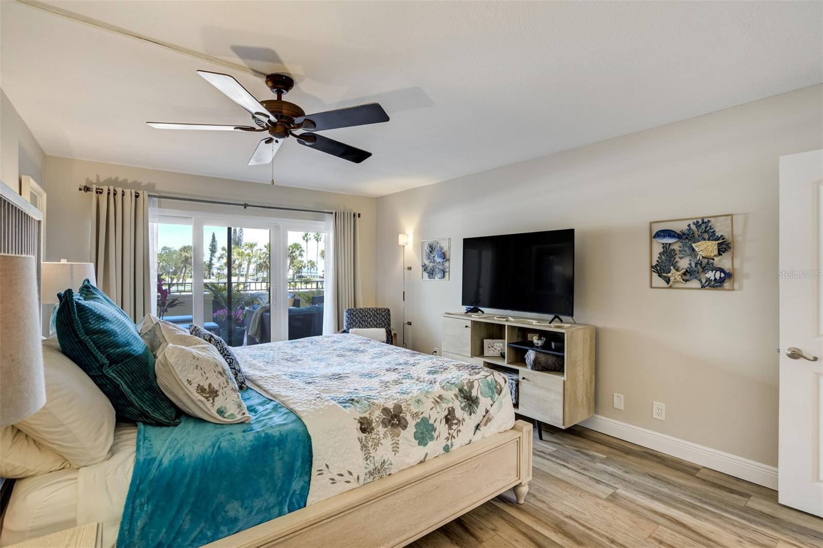 Listing photo id 9 for 1480 Gulf Boulevard 109