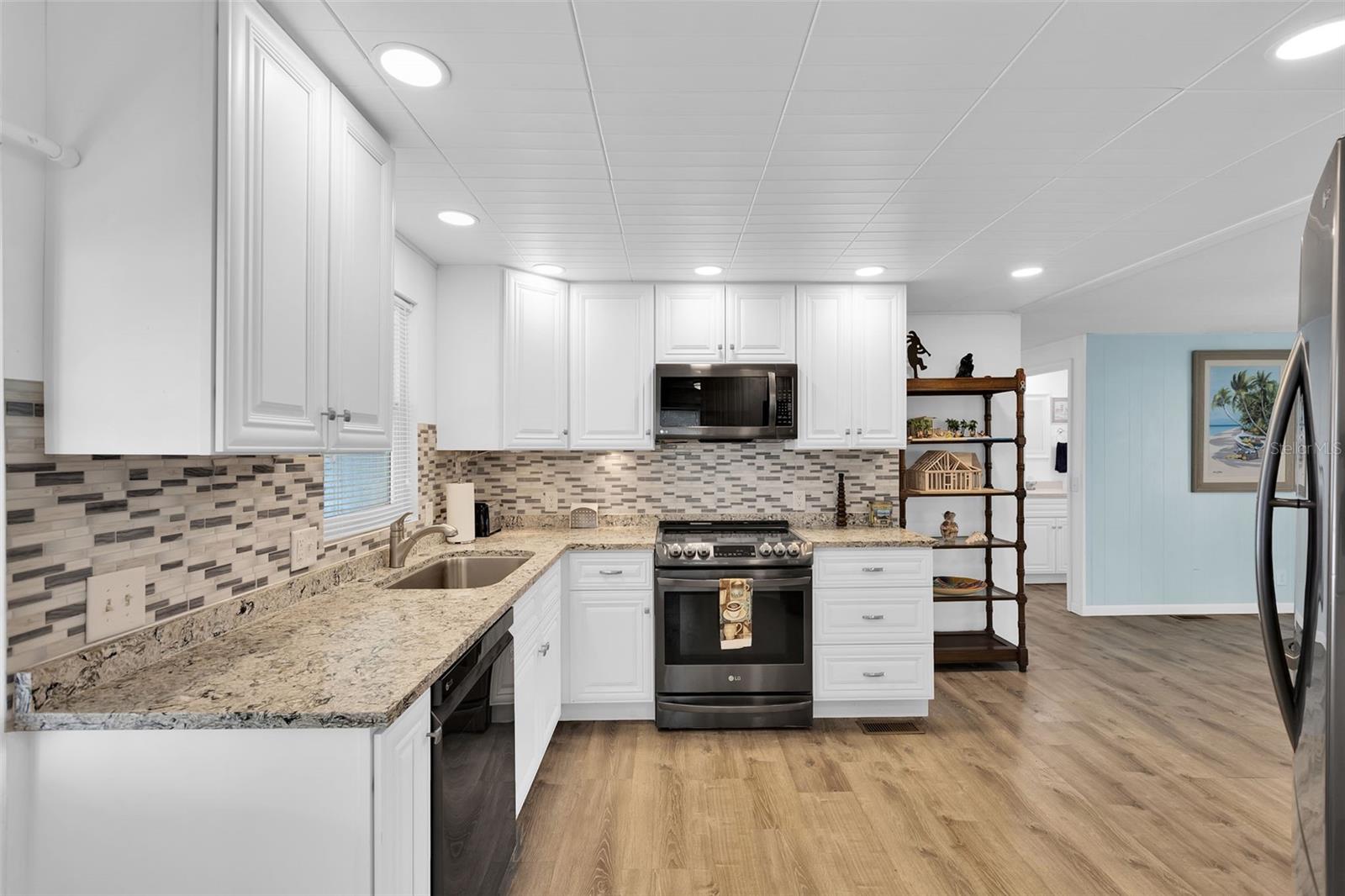 Image 7 of 79 For 329 La Costa