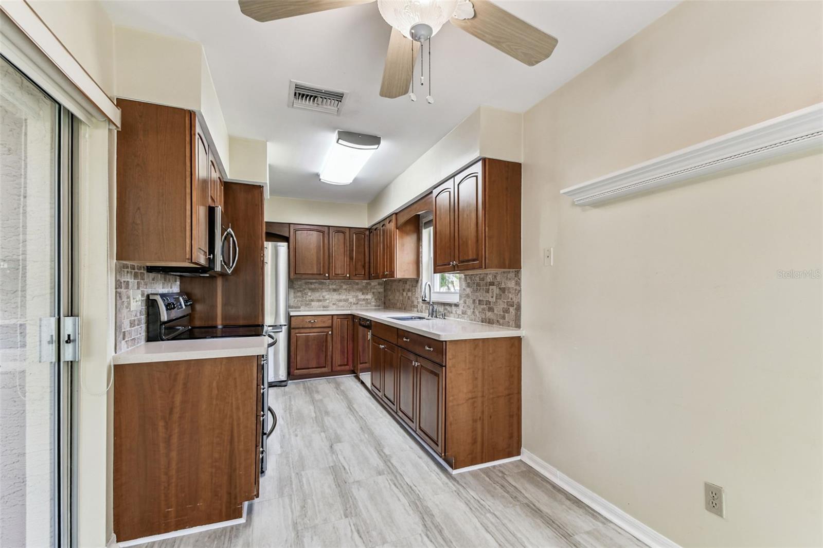 Image 14 of 58 For 349 Buckingham Place