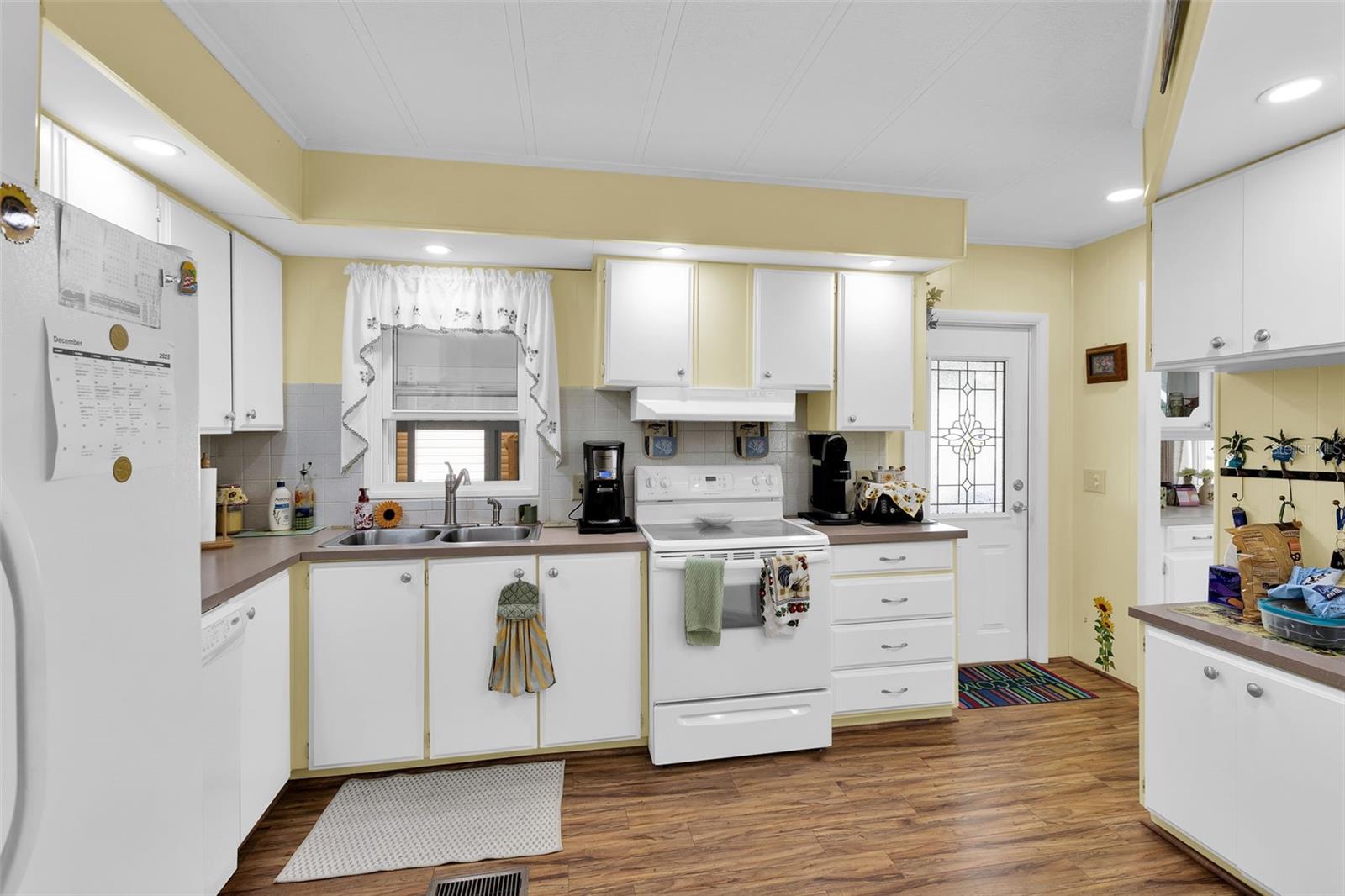 Image 5 of 74 For 220 La Rosas