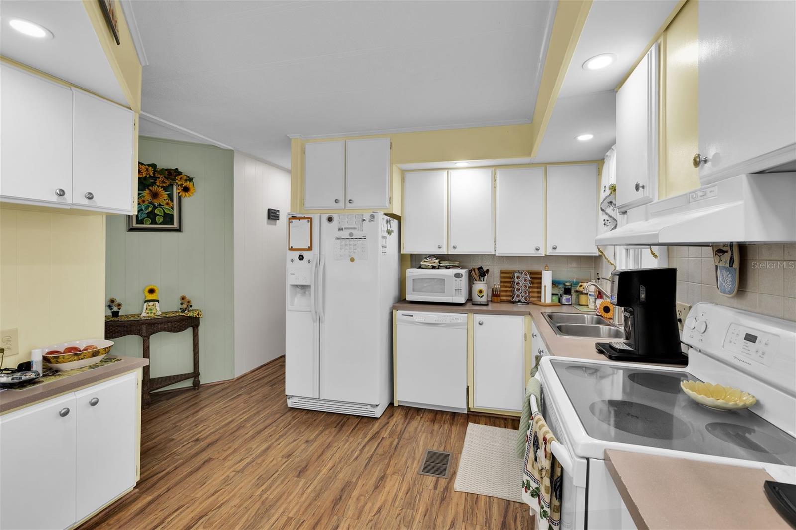 Image 7 of 74 For 220 La Rosas