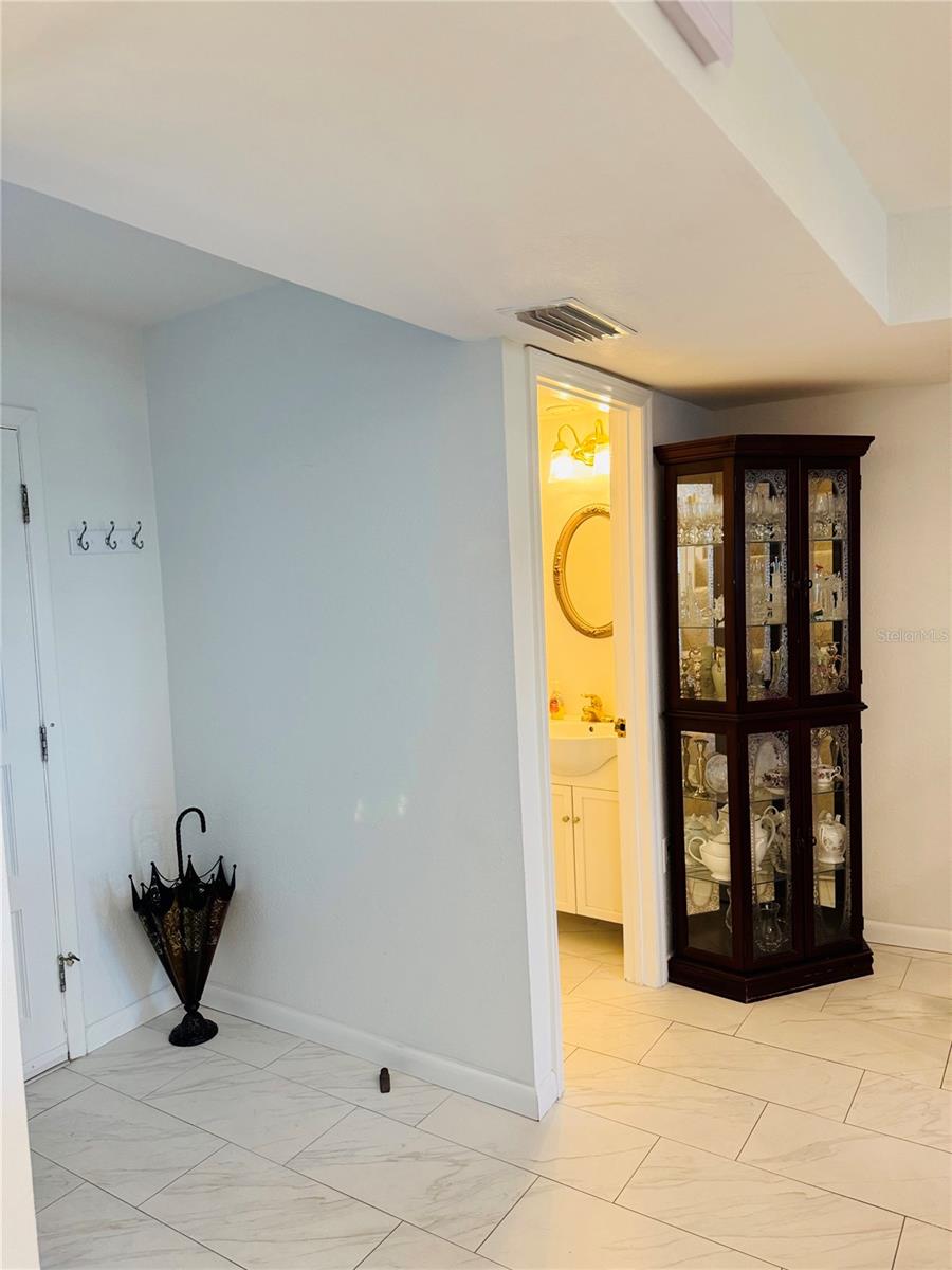 Image 20 of 53 For 433 Paula Drive 32