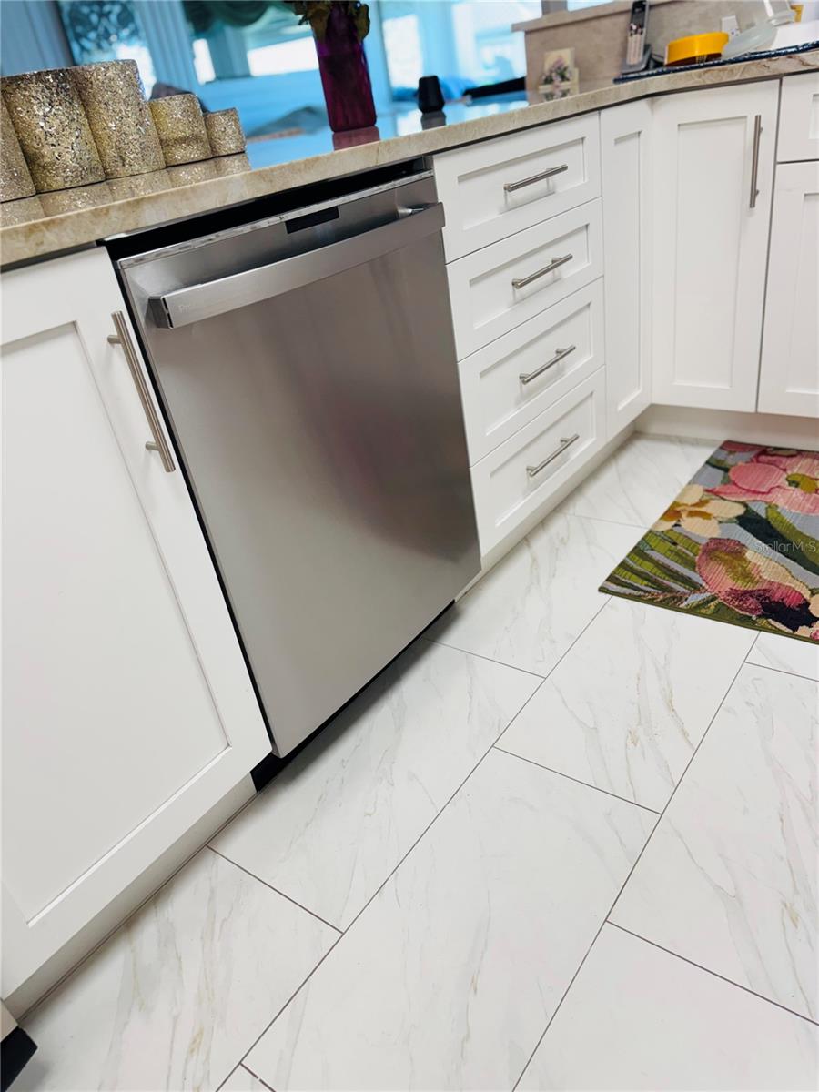 Image 8 of 53 For 433 Paula Drive 32