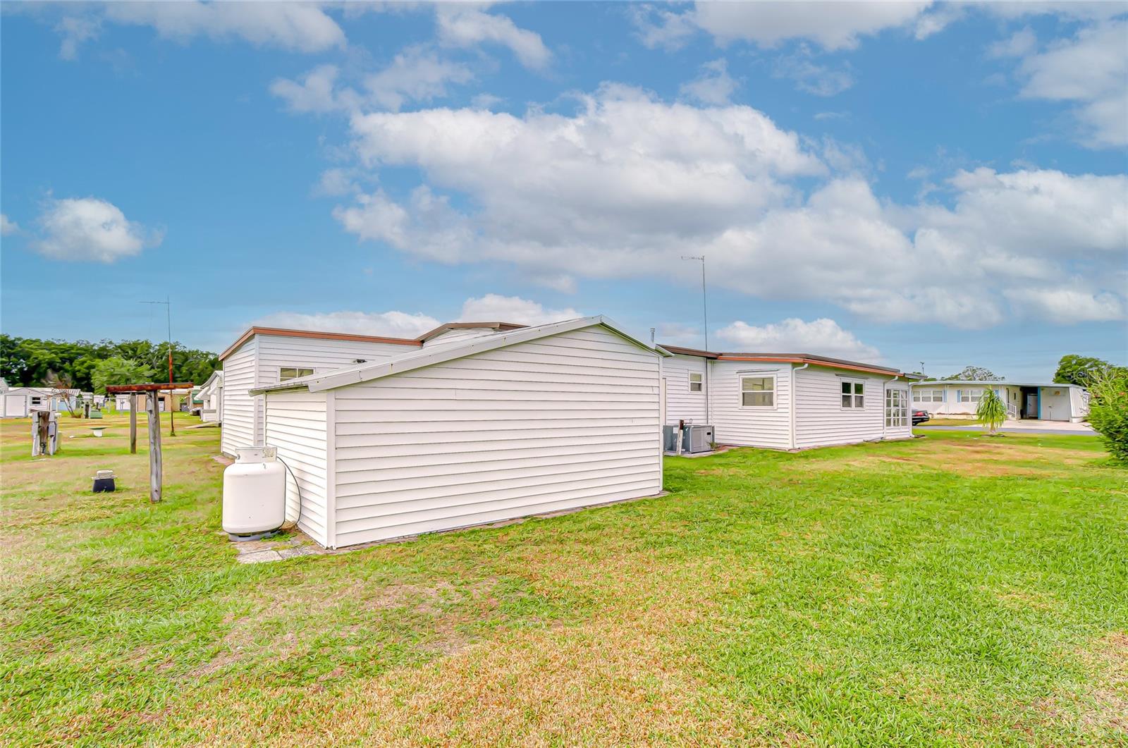 Image 11 of 39 For 39524 Dundee Road