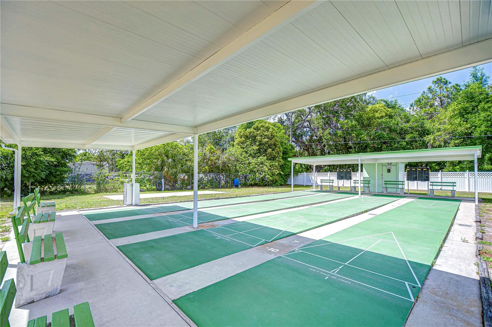 Image 36 of 39 For 39524 Dundee Road