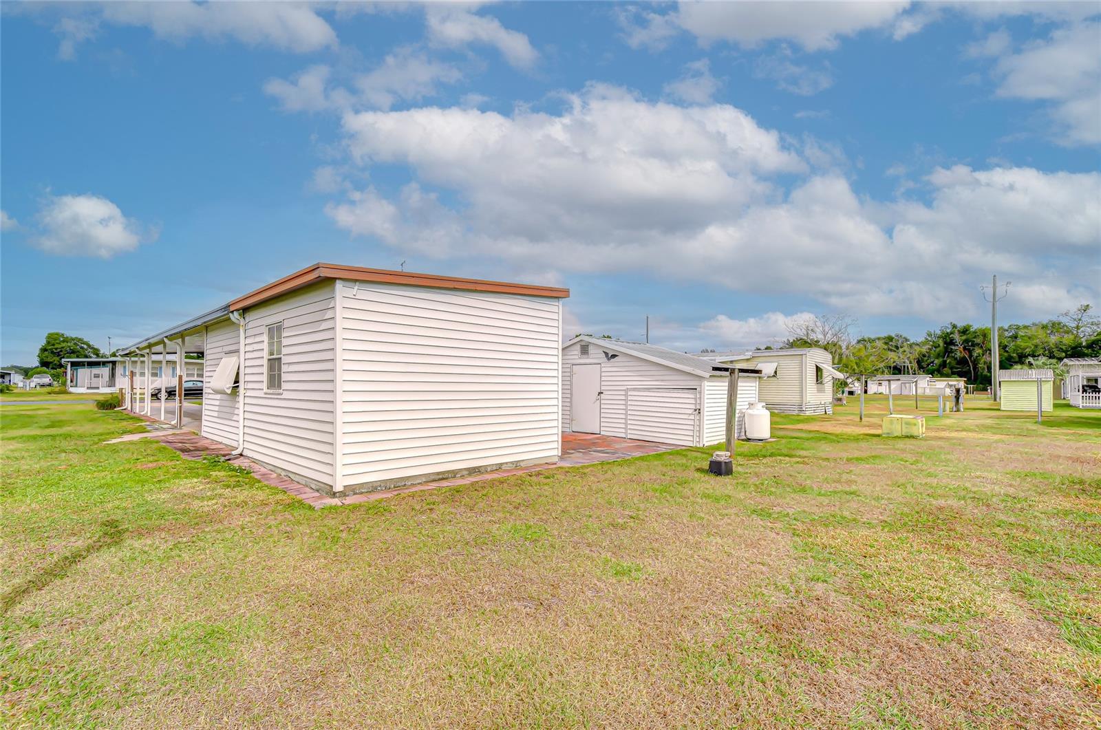 Image 8 of 39 For 39524 Dundee Road