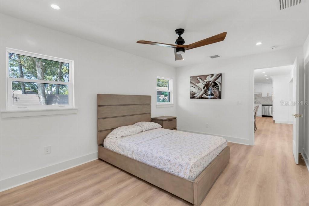 Image 15 of 33 For 13495 Oval Drive E