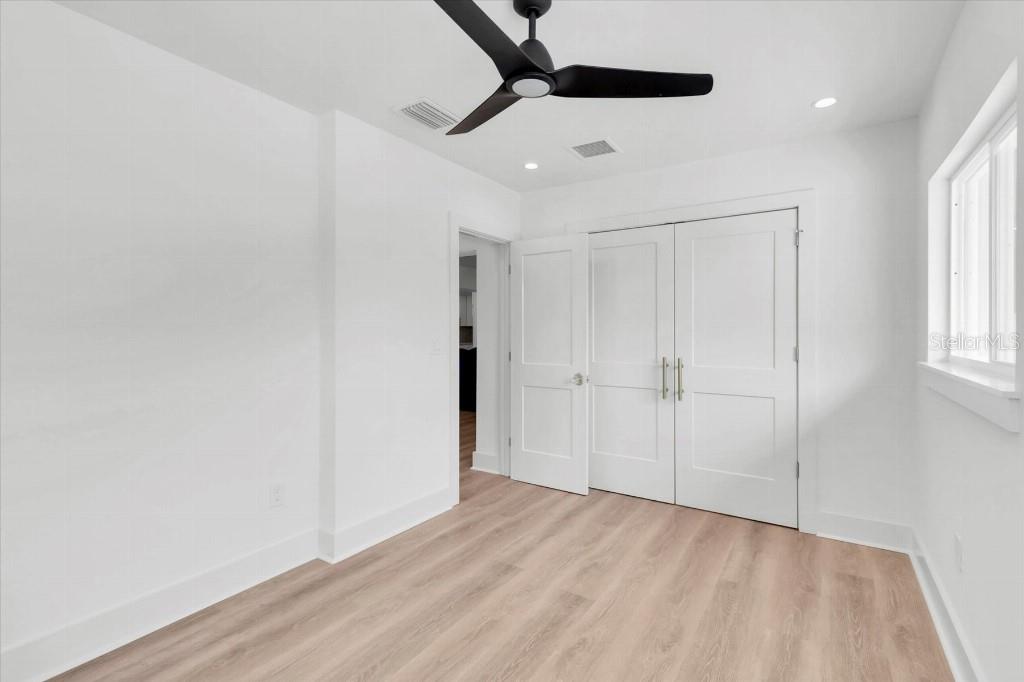 Image 22 of 33 For 13495 Oval Drive E