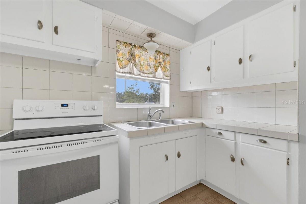 Image 10 of 31 For 307 Carleton Street