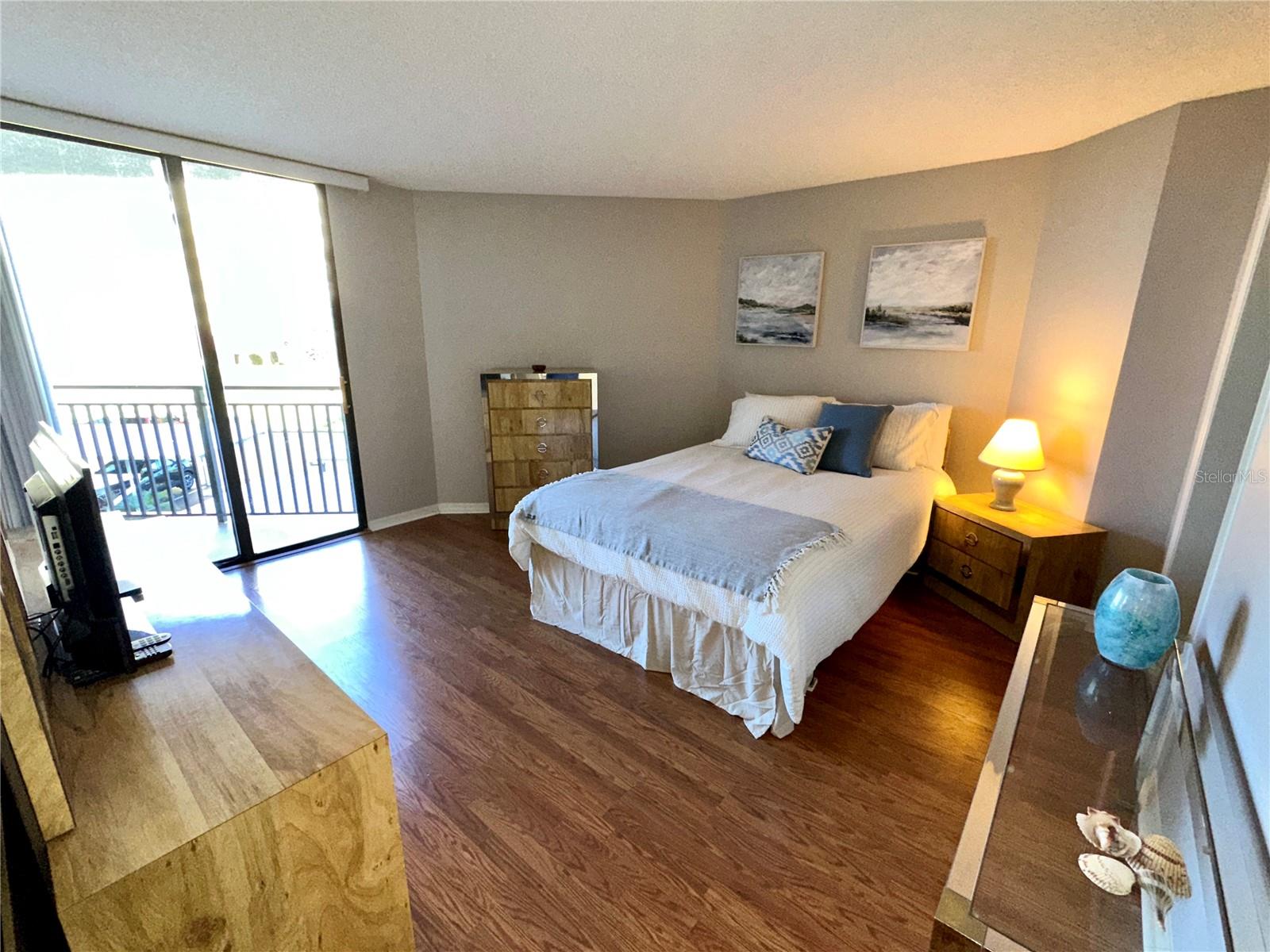 Image 13 of 27 For 690 Island Way 307