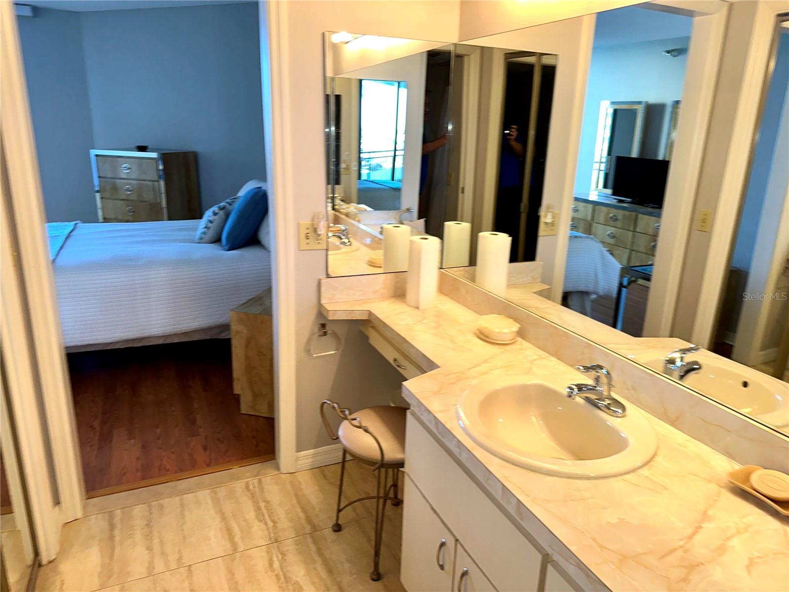 Image 15 of 27 For 690 Island Way 307