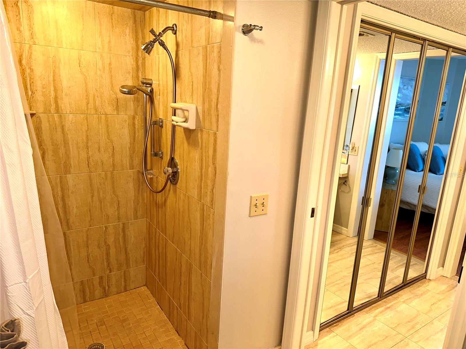 Image 16 of 27 For 690 Island Way 307