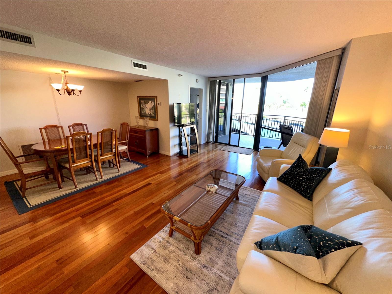 Image 4 of 27 For 690 Island Way 307