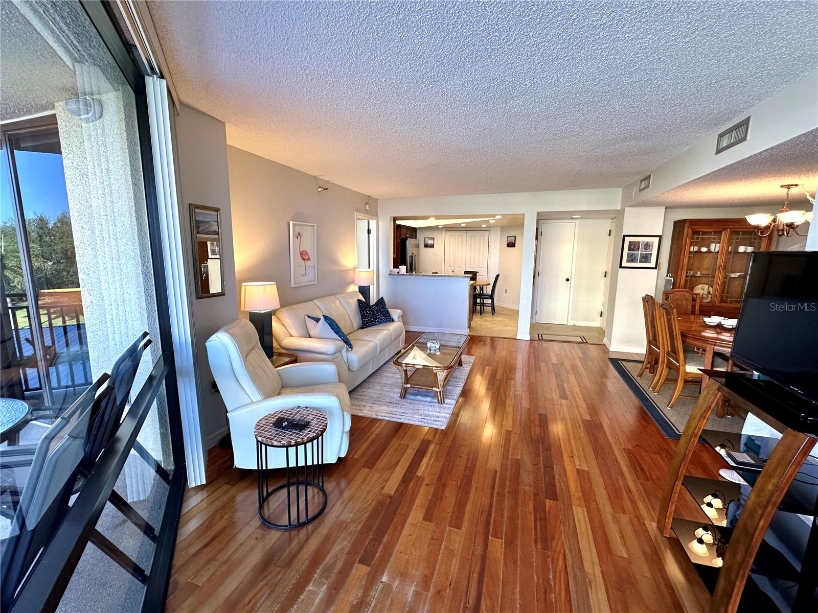 Image 5 of 27 For 690 Island Way 307