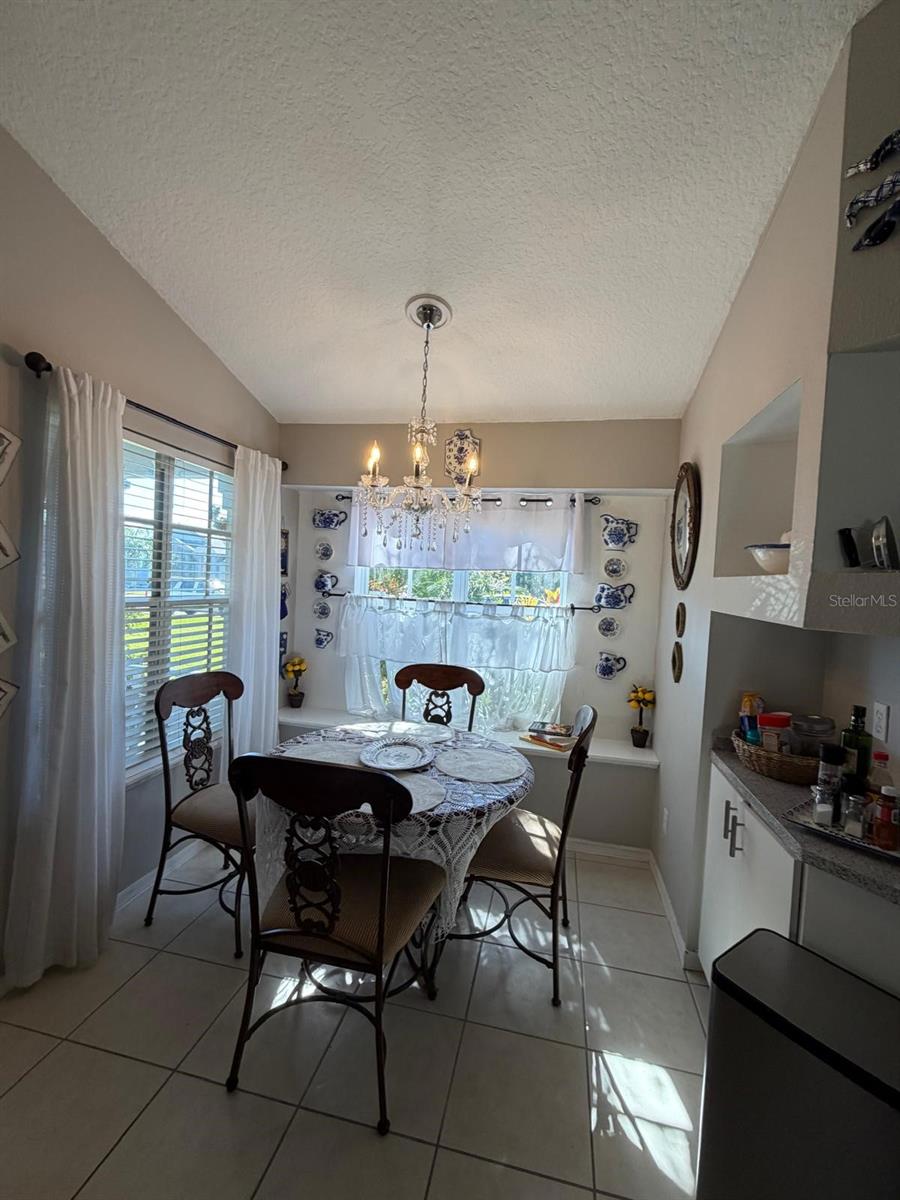 Listing photo id 9 for 4120 Silvermoon Drive