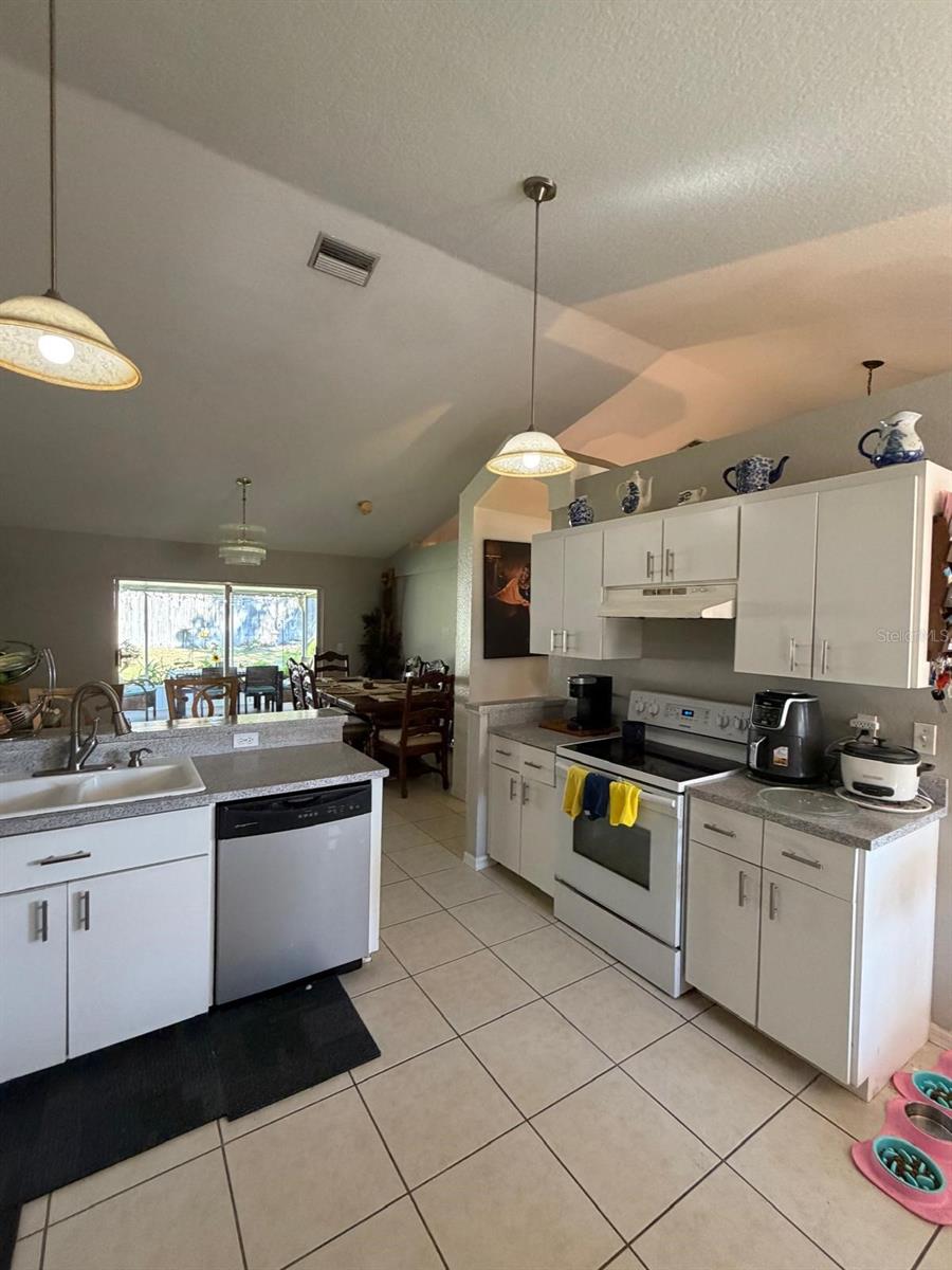 Listing photo id 12 for 4120 Silvermoon Drive