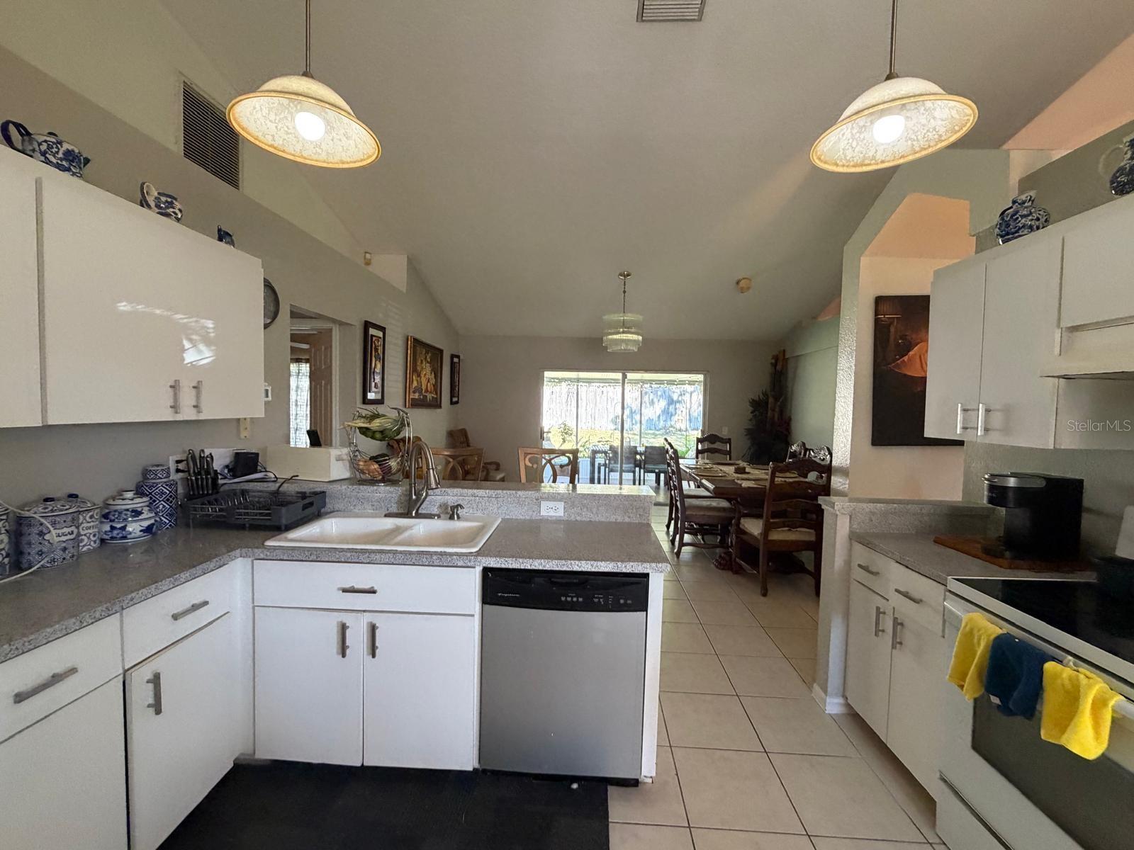 Listing photo id 14 for 4120 Silvermoon Drive