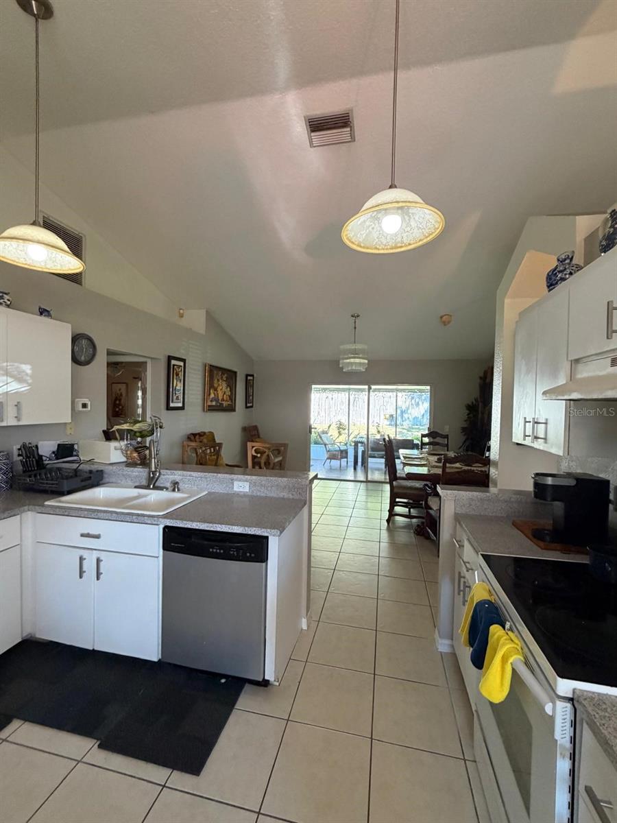 Listing photo id 18 for 4120 Silvermoon Drive