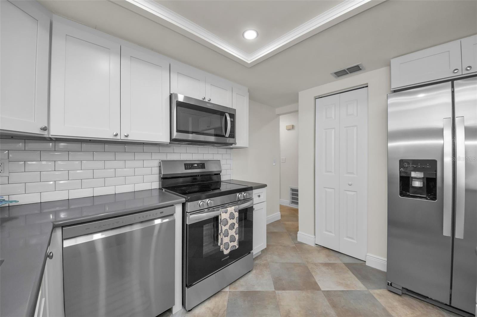 Image 27 of 91 For 13926 Darlene Avenue