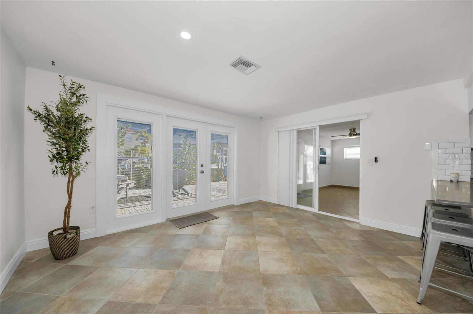 Image 32 of 91 For 13926 Darlene Avenue