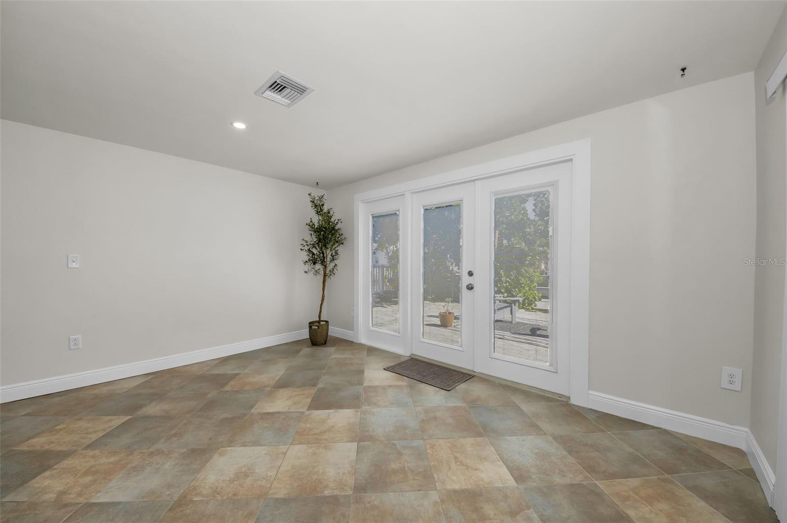 Image 33 of 91 For 13926 Darlene Avenue