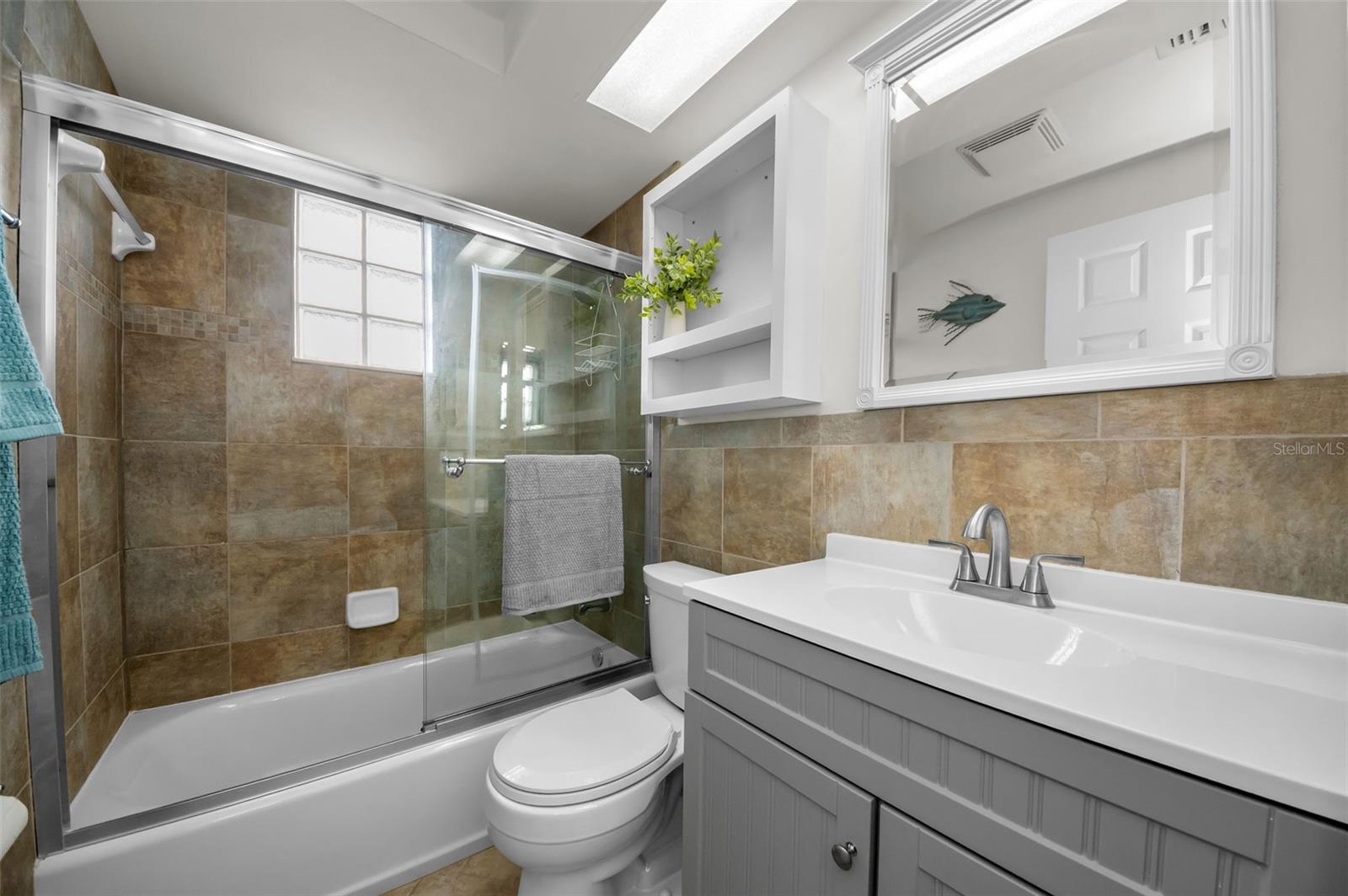 Image 43 of 91 For 13926 Darlene Avenue