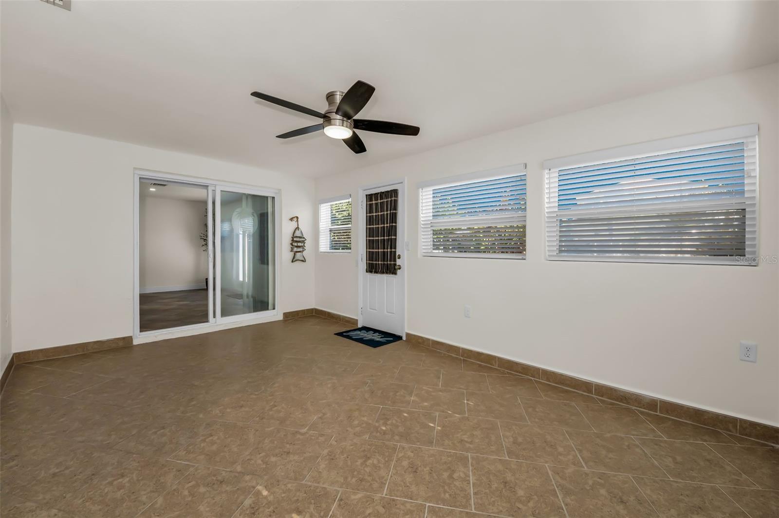 Image 46 of 91 For 13926 Darlene Avenue