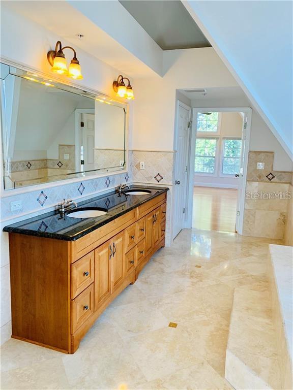 Image 10 of 16 For 832 Bay Street Ne 1