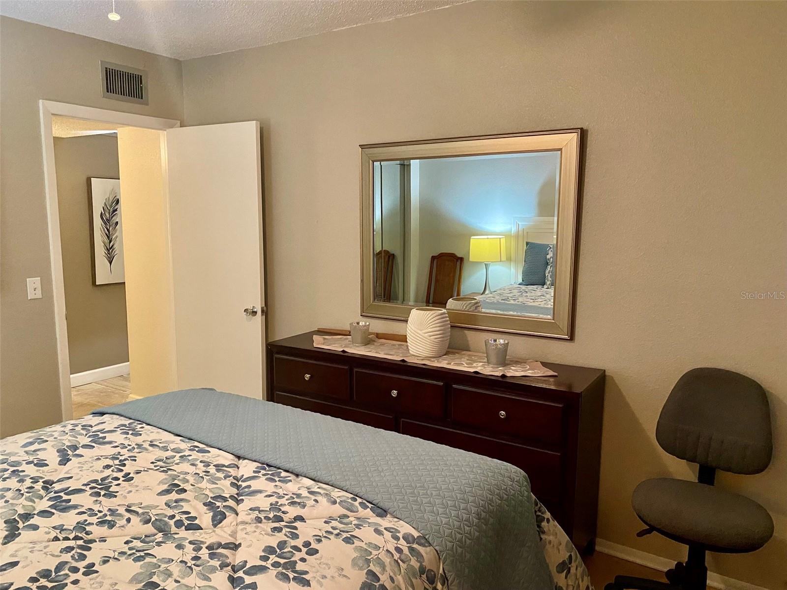 Listing photo id 13 for 2360 Irish Lane 64