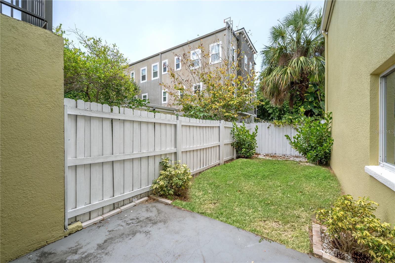 Image 23 of 30 For 3206 Azeele Street 129