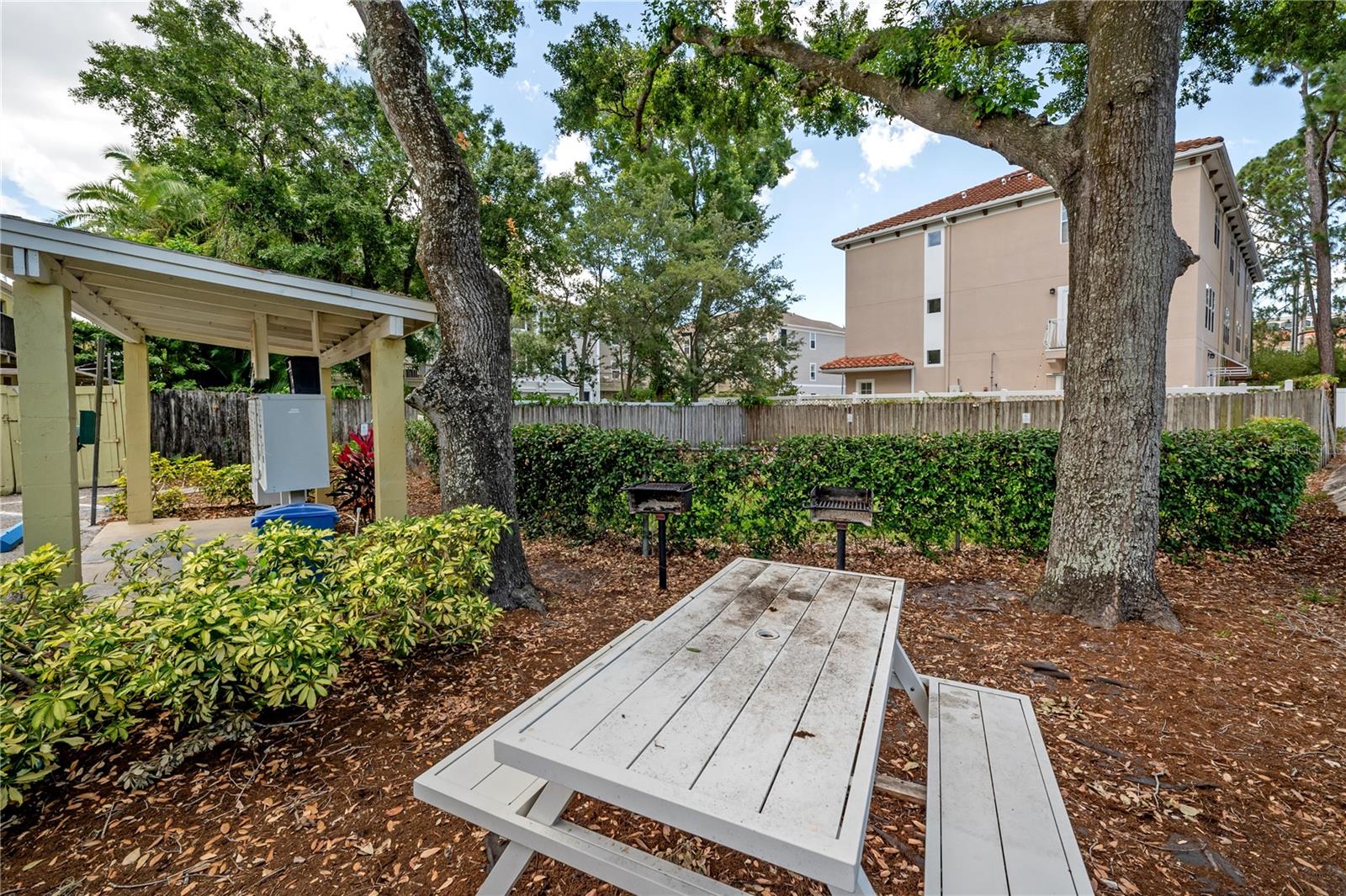 Image 27 of 30 For 3206 Azeele Street 129