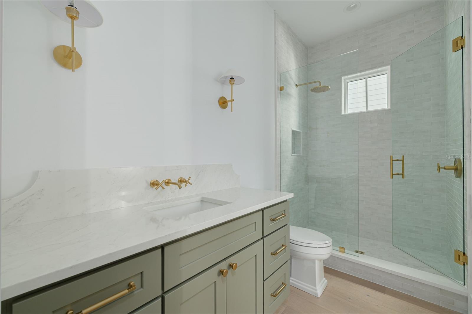 Image 15 of 36 For 621 37th Avenue N