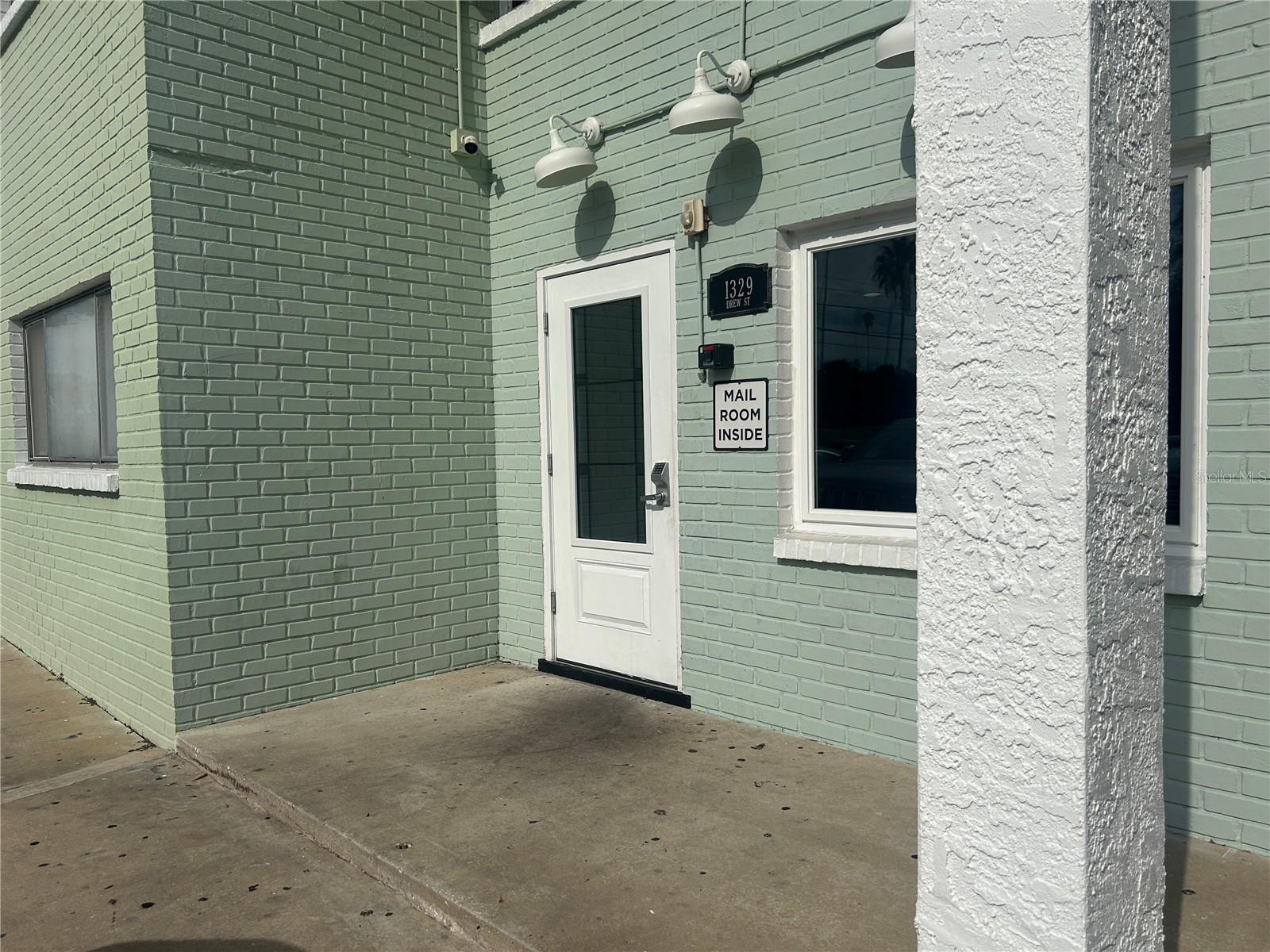 Image 11 of 20 For 1329 Drew Street 8