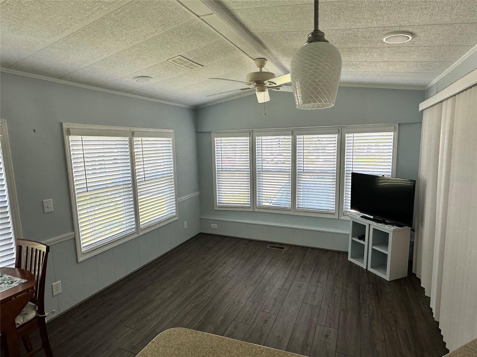 Image 9 of 22 For 54 Crown Point Drive