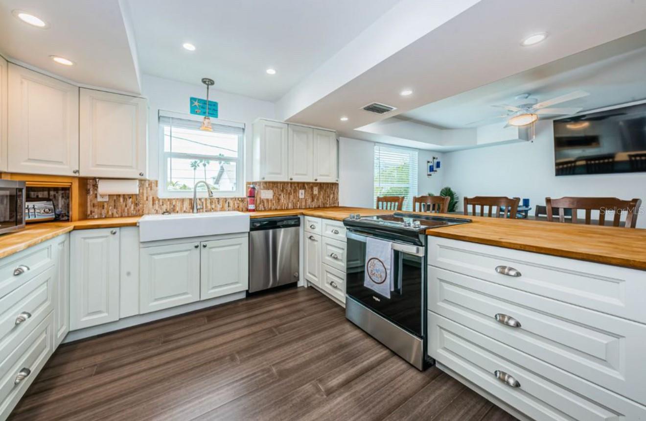 Image 16 of 37 For 8432 Gulf Boulevard