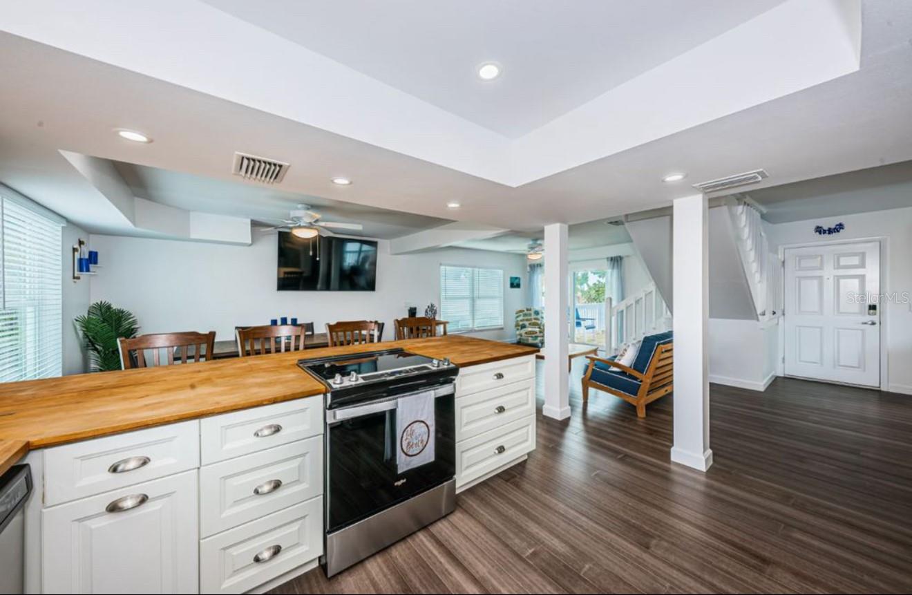 Image 18 of 37 For 8432 Gulf Boulevard