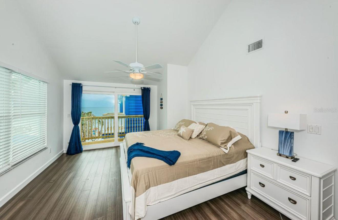 Image 25 of 37 For 8432 Gulf Boulevard