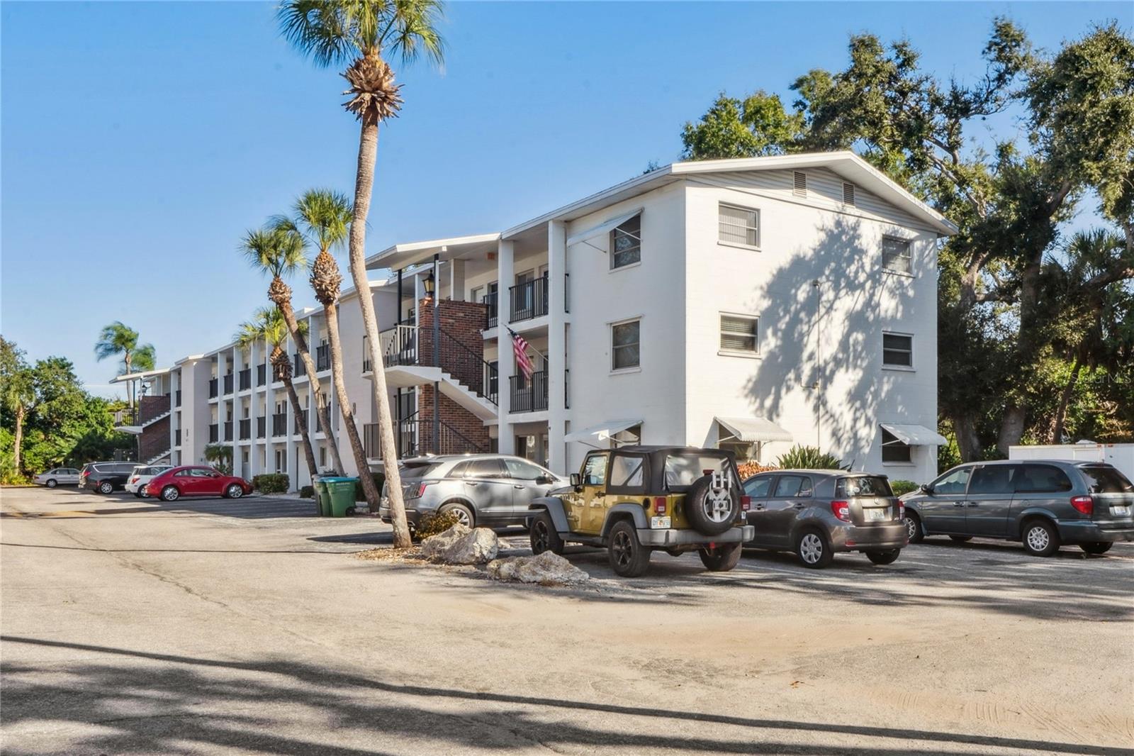 Image 4 of 36 For 5873 Palm Lane B33