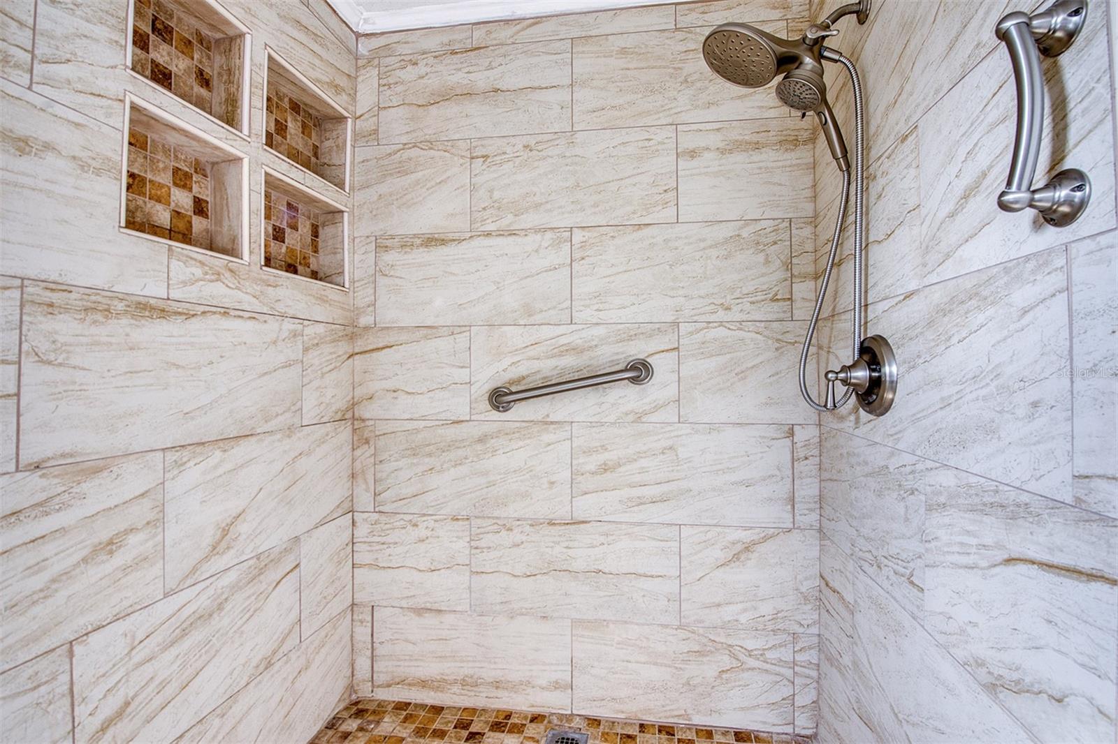 Image 17 of 42 For 283 Pelican Drive N