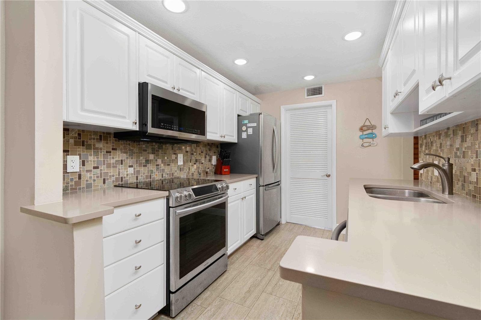 Image 11 of 61 For 2980 Haines Bayshore Road 160