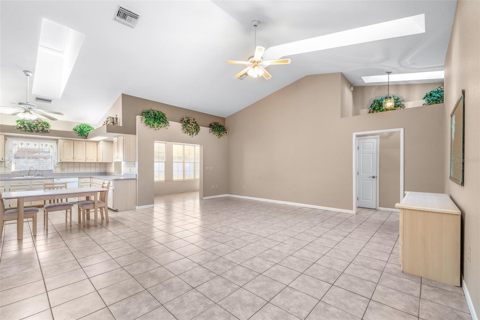 Listing photo id 15 for 714 Charlotte Avenue